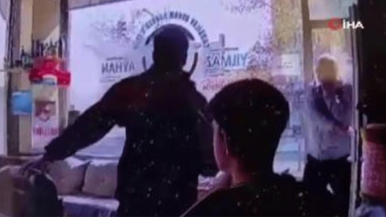 Konya'da yıkım aşamasındaki bina böyle çöktü! Canlarını zor kurtardılar!