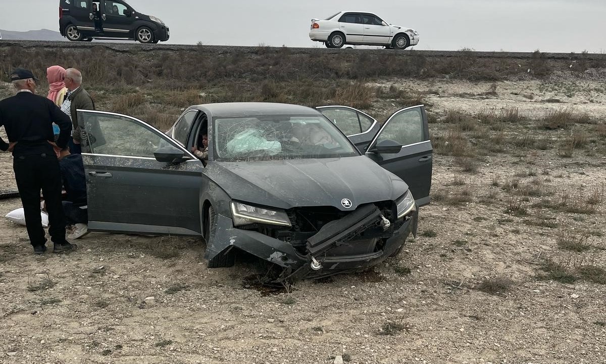 Konya'da yoldan çıkan otomobil boş araziye inerek durabildi: 3'ü çocuk 5 yaralı