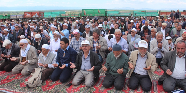 Konyalı çiftçiler rahmete şükür için duaya çıktı