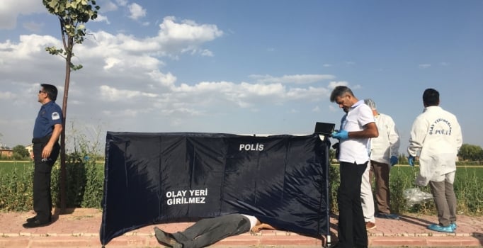 Konya'nın Karatay ilçesinde kaldırımda erkek cesedi bulundu