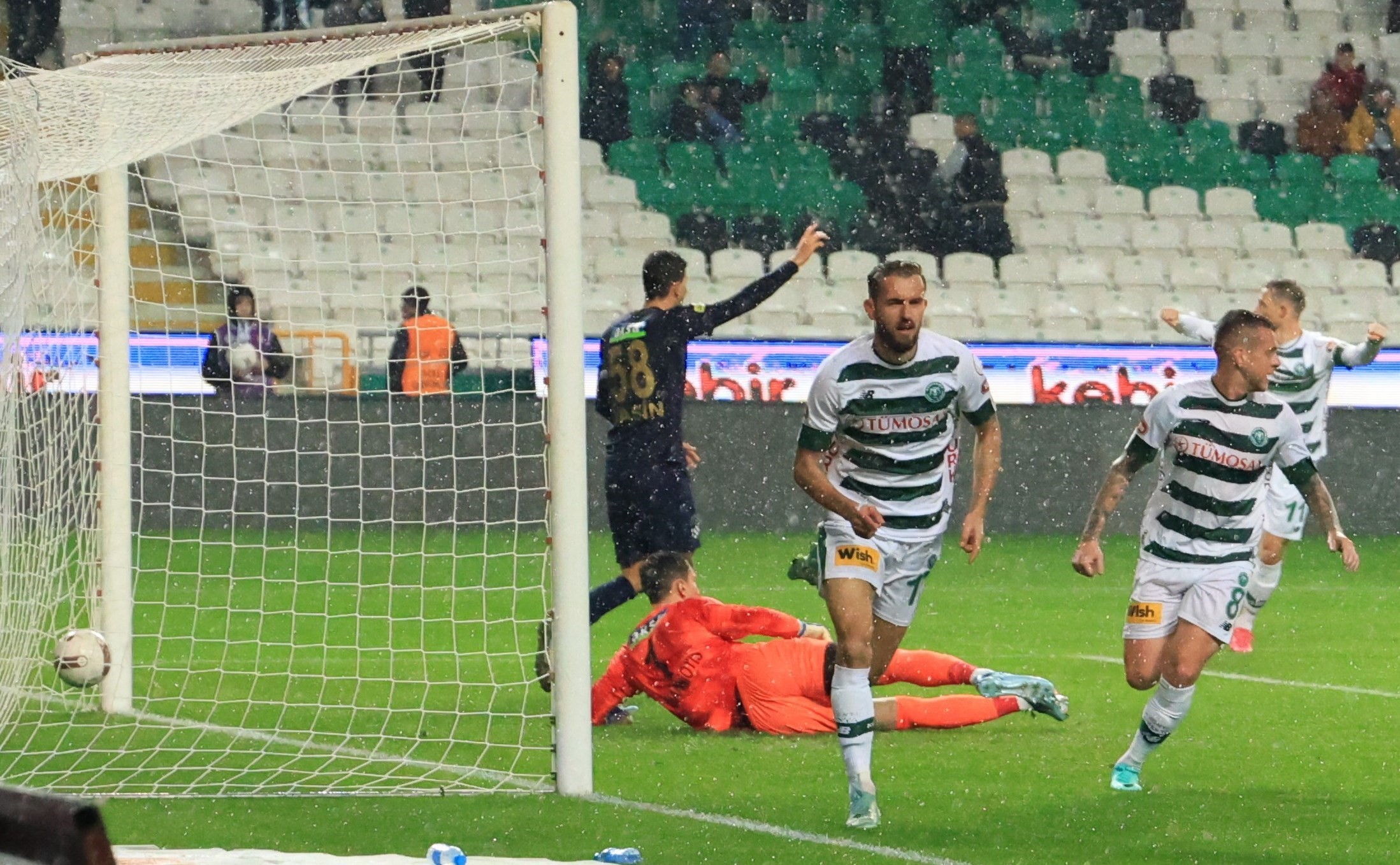 Konyaspor’da ayrılık rüzgarı! Tecrübeli isimle yollar ayrıldı