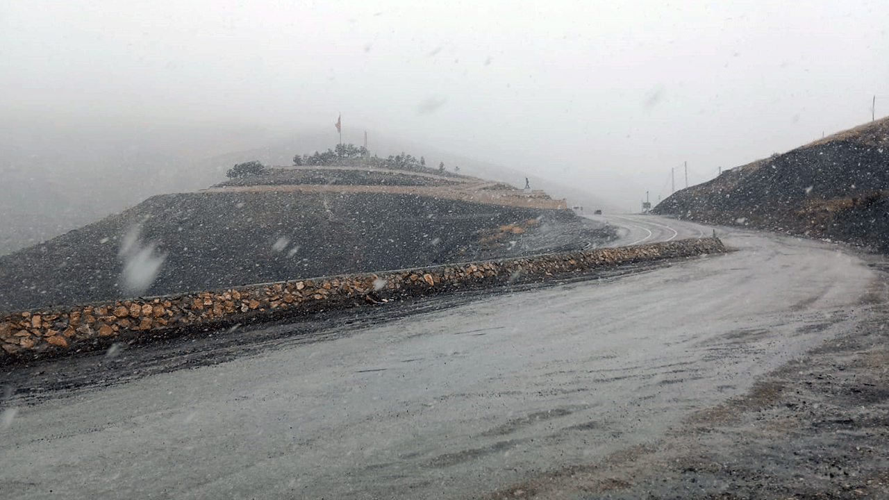 Kop Geçidi'nde kış sürprizi: Mevsimin ilk karı yağdı!