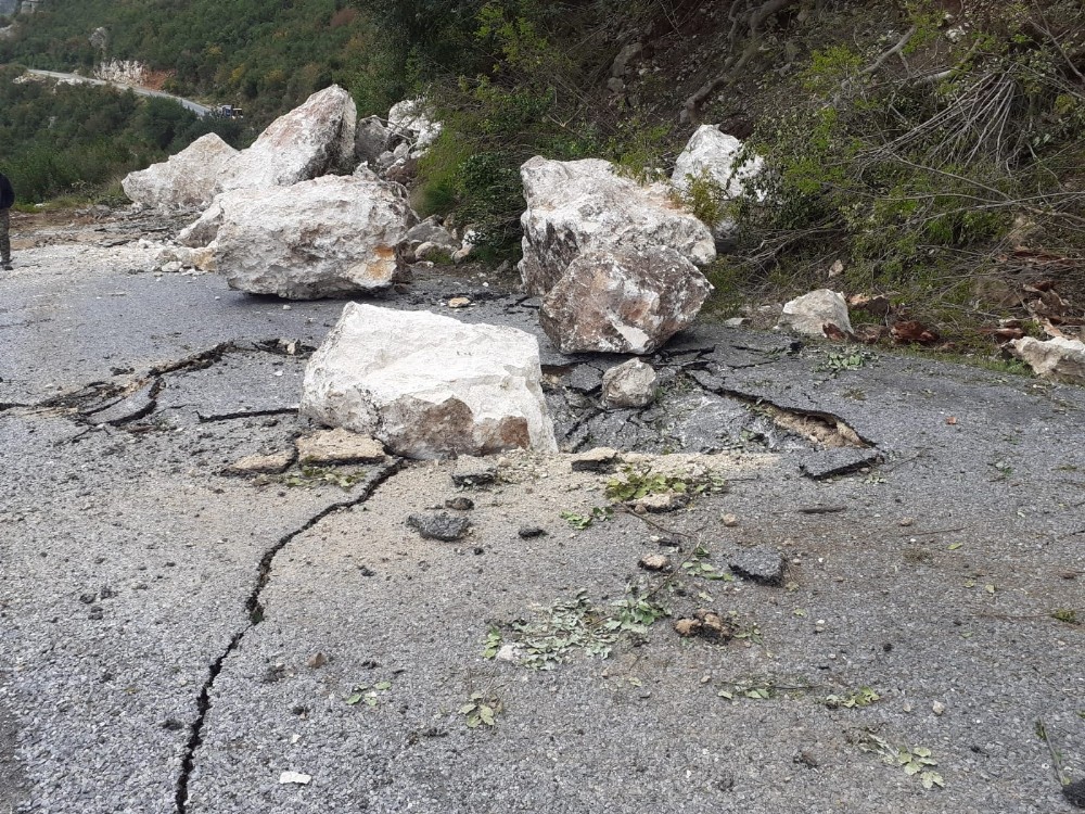 Kopan kayalar yolu kapattı 