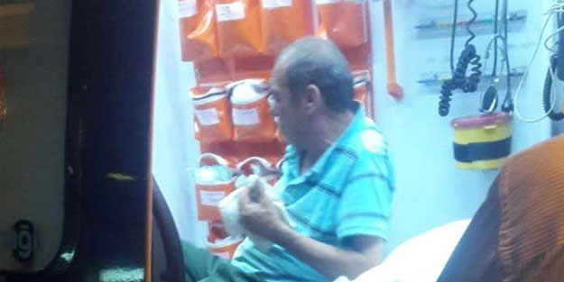 Kopan parmağını alıp kahvehaneye gitti