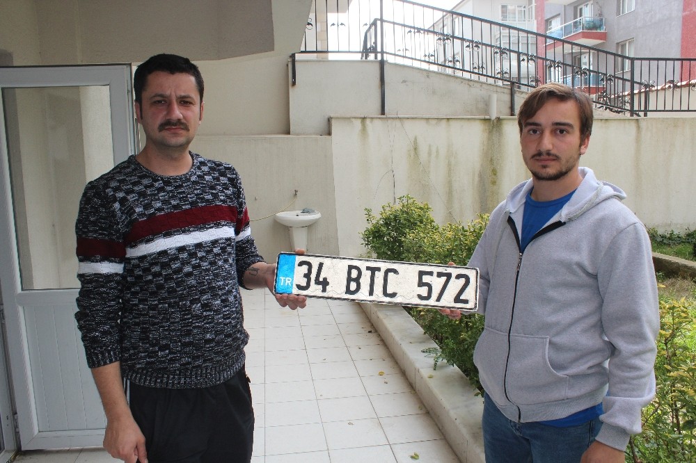 Köpeğe çarpıp kaçan sürücü plakayı yerde unuttu 