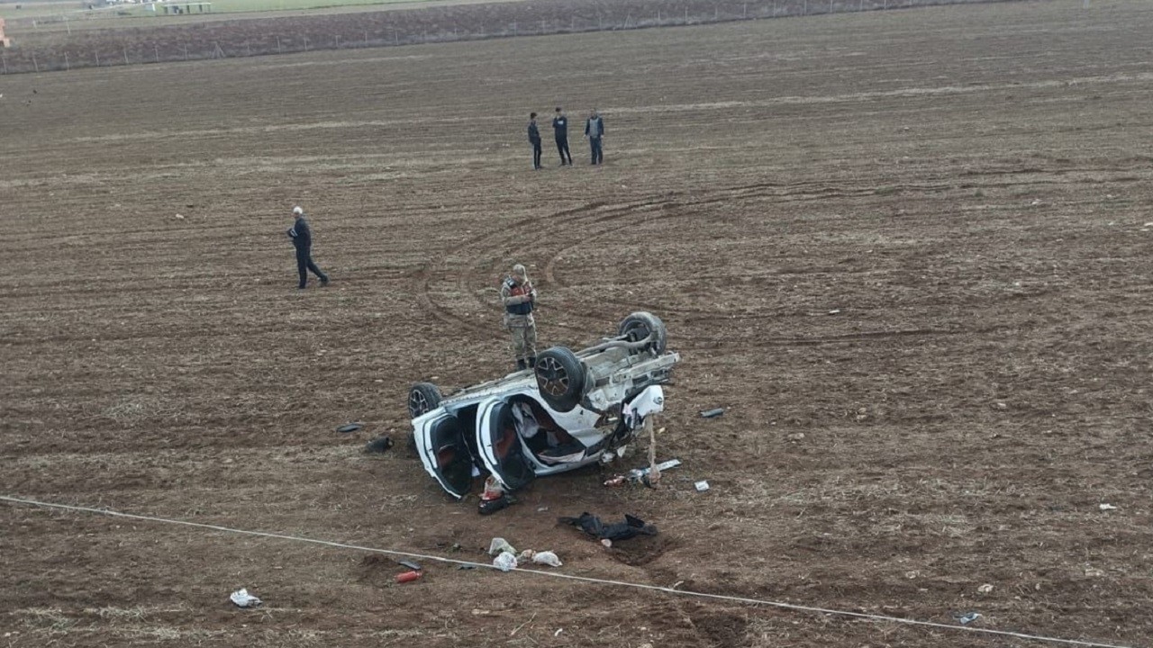 Köpeğe çarpmamak için direksiyonu kırdı: 3 yaralı