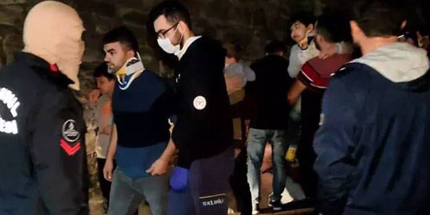 Köpeğe çarpmamak için manevra yapan otomobil kaza yaptı