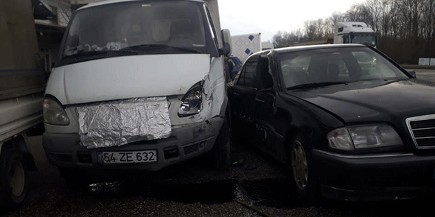 Köpeğe çarpmamak için manevra yapınca kamyonete çarptı