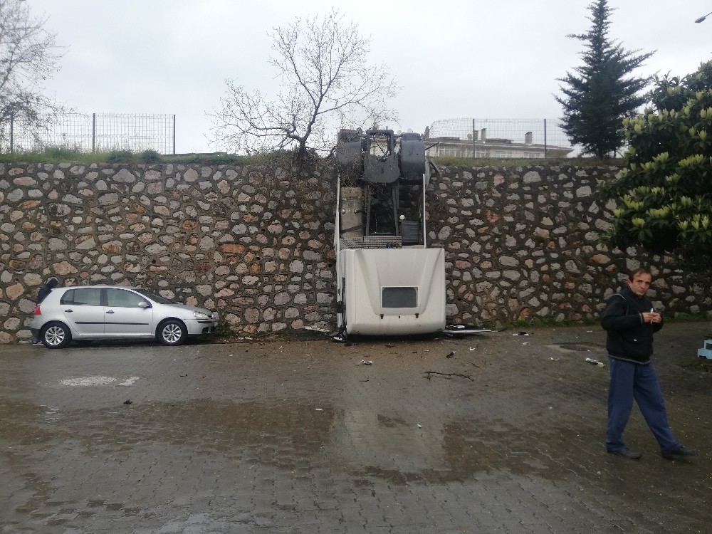Köpeğe çarpmamak için tırı ile 5 metrelik istinat duvarından uçtu 