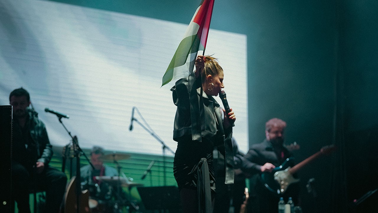 Köpeğine selam gönderen vicdansızlar gibi olmadı... Merve Özbey'den sahnede Filistin mesajı