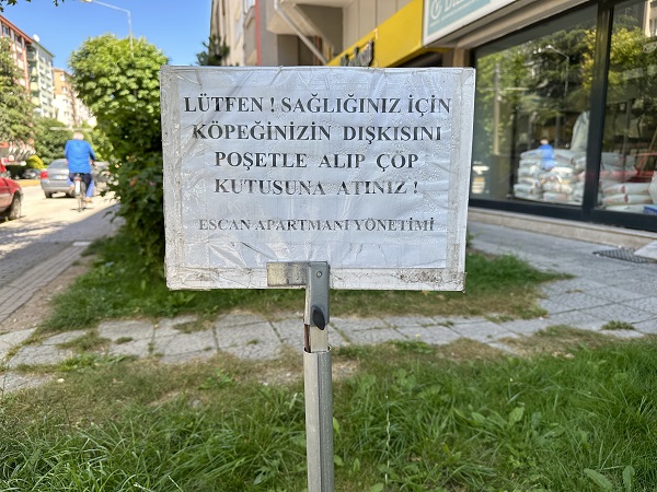 Köpek bakarken insanı umursamıyorlar! Bu tabela size gelsin!