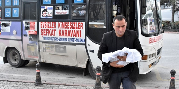 Köpek ölülerini kefenleyip belediye binası önüne getirdi