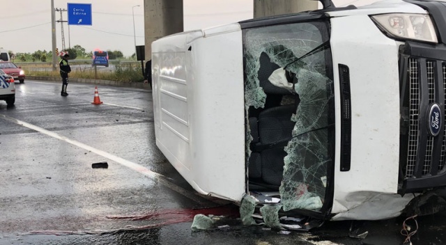 Köprü ayağına çarpan kamyonet devrildi: 1 ölü, 2 yaralı