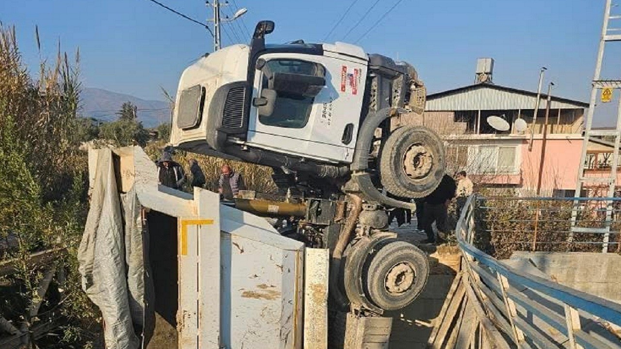 Köprü çöktü, kamyon havada asılı kaldı!