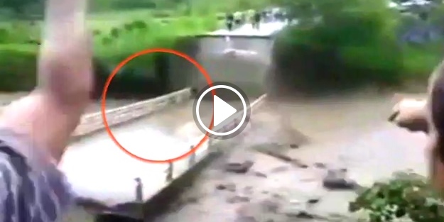 Köprü çöktü, yolcular dereye uçtu!