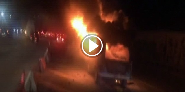 Köprü girişinde minibüs alev alev yandı