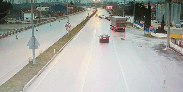 Köprü korkuluğuna çarpan aracın savrulma anı kamerada!
