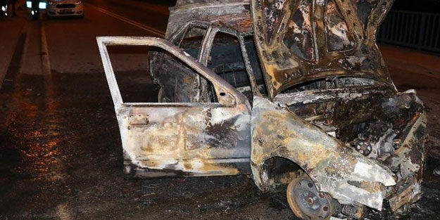 Köprü korkuluğuna çarpan otomobil kül oldu