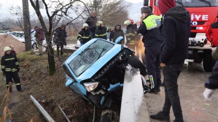 Köprü korkuluklarına çarpan otomobil asılı kaldı