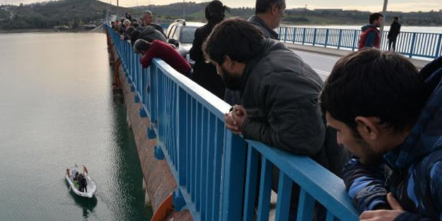 Köprü üzerinde toplanıp, kayıp yakınlarını arama çalışmalarını izlediler