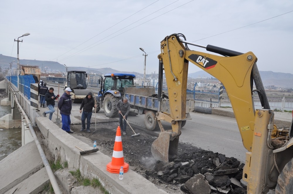 Köprü ve Botaş Caddesinde yama çalışmaları 