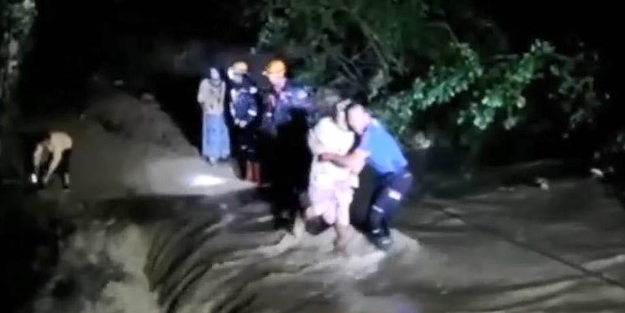 Köprü çöktü, 7 kişilik aile böyle kurtarıldı