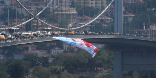 Köprüde 'Akşener posteri' provokasyonu!