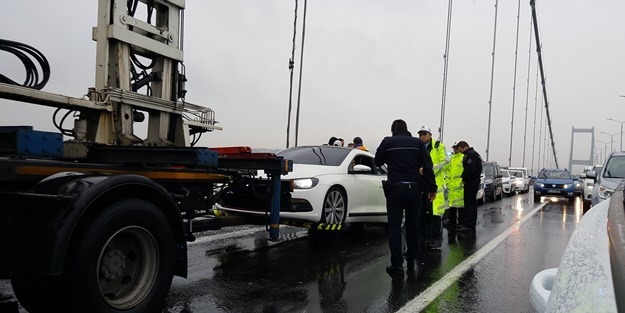 Köprüde bırakılan otomobil polisi harekete geçirdi