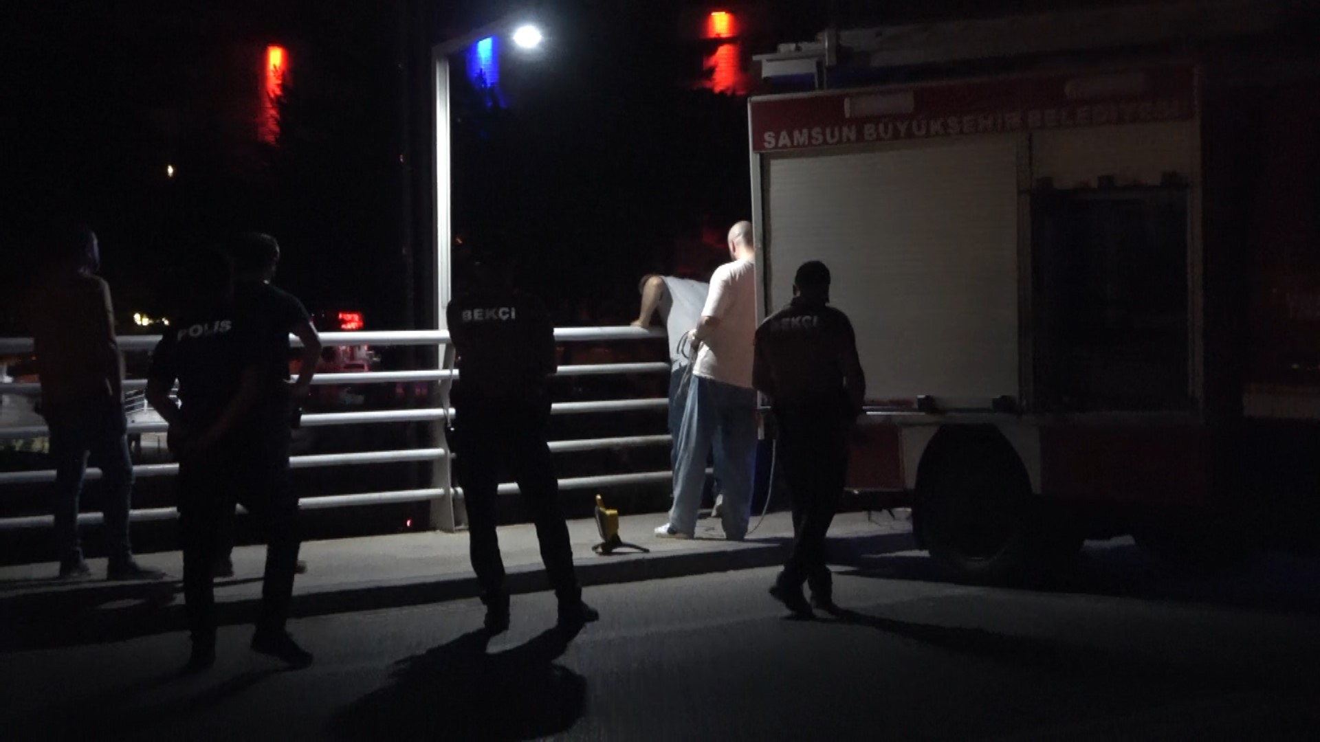 Köprüde intihar girişimi