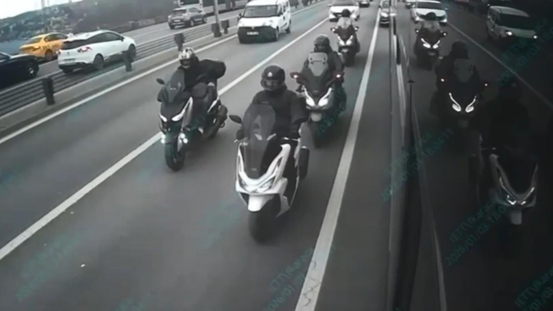 Köprüde lodos kalkanı: İETT otobüsü motosikletlilere siper oldu