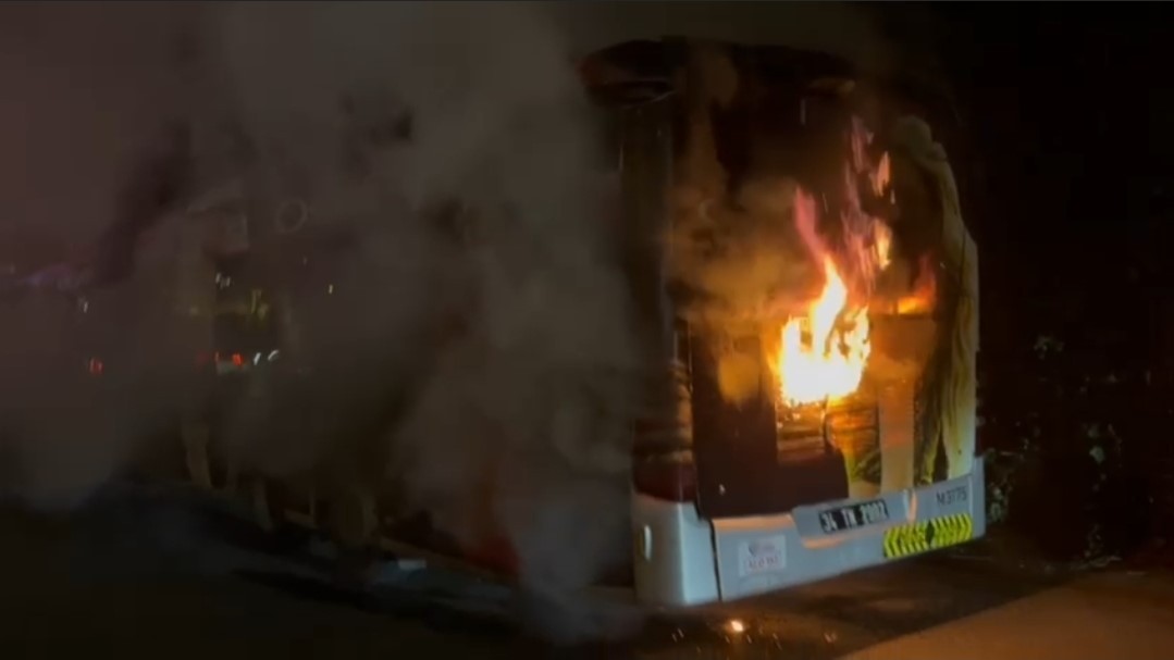 Köprüde metrobüs yangını: 60 yolcu ölümden döndü!