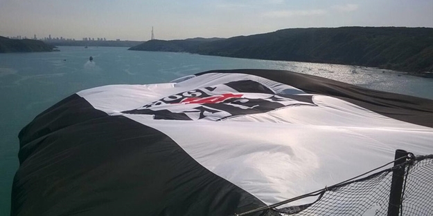 Köprüdeki Beşiktaş bayrağını yaktılar!