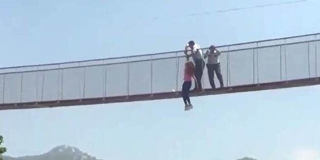 Köprüden atlarken polis havada yakaladı