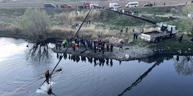 Köprüden Kızılırmak nehrine araç düştü