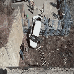 Köprüden uçan araç dik şekilde asılı kaldı