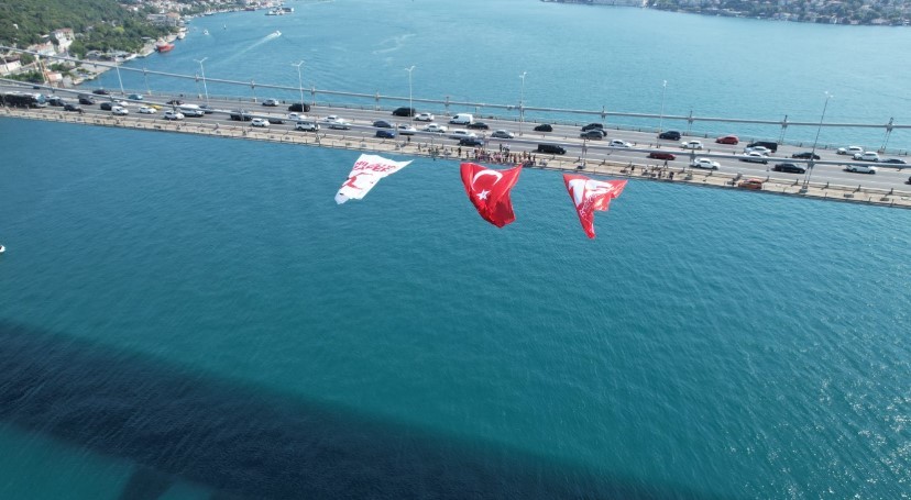 Köprülere dev Türk bayrakları asıldı! İşte o görüntüler...