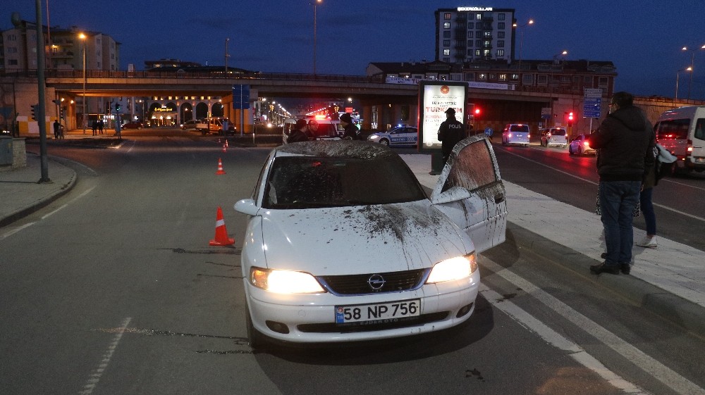 Köprünün altından geçerken aracının üzerine boru düştü 