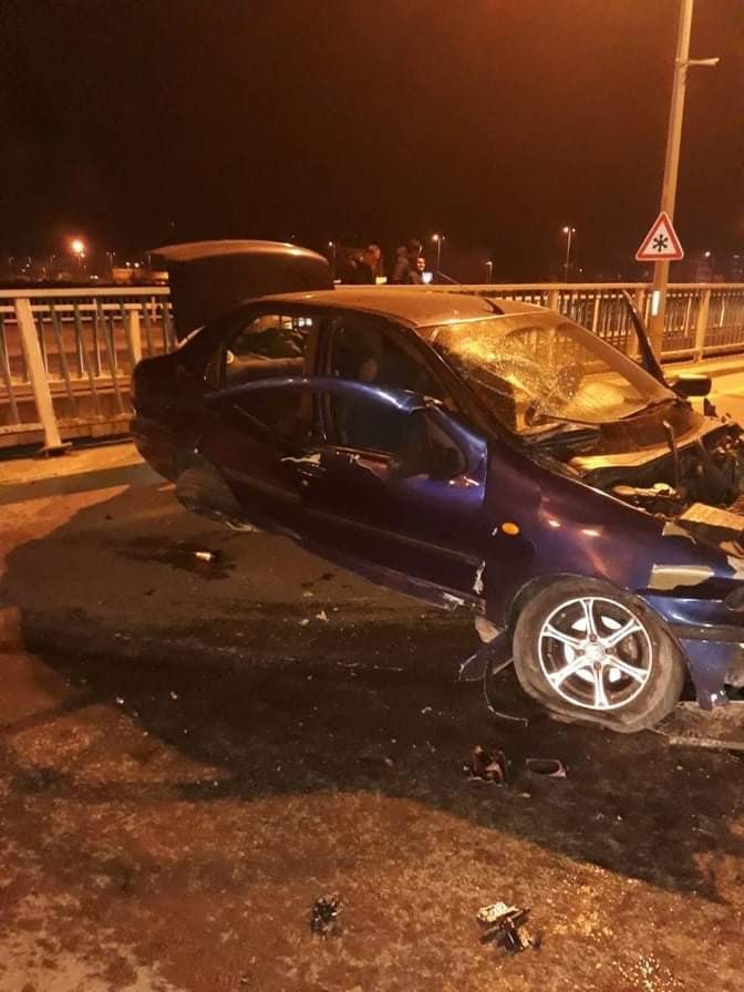 Köprünün korkuluklarına çarparak durabildi; 5 yaralı 