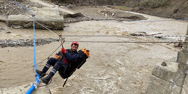 Köprüsü selde yıkılan köydeki hasta, halatlarla karşıya geçirildi