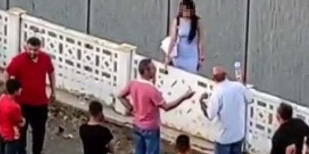 Köprüye çıkan genç kızı kurtarmak isterken kollarından kayıp gitti! Feci anlar böyle kaydedildi