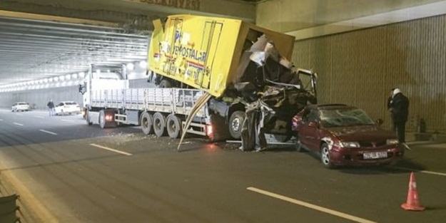 Köprüye takılan tırın üstündeki araçlar yola düştü