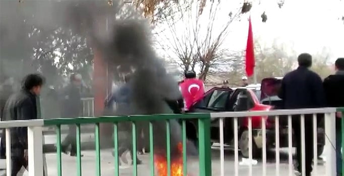Köprüyü trafiğe kapattı, kendini yakmak istedi