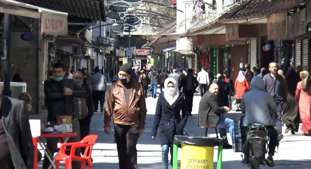 Köpüklü suyla yıkanan tarihi çarşı yasağın kalktığı ilk günde dolup taştı 