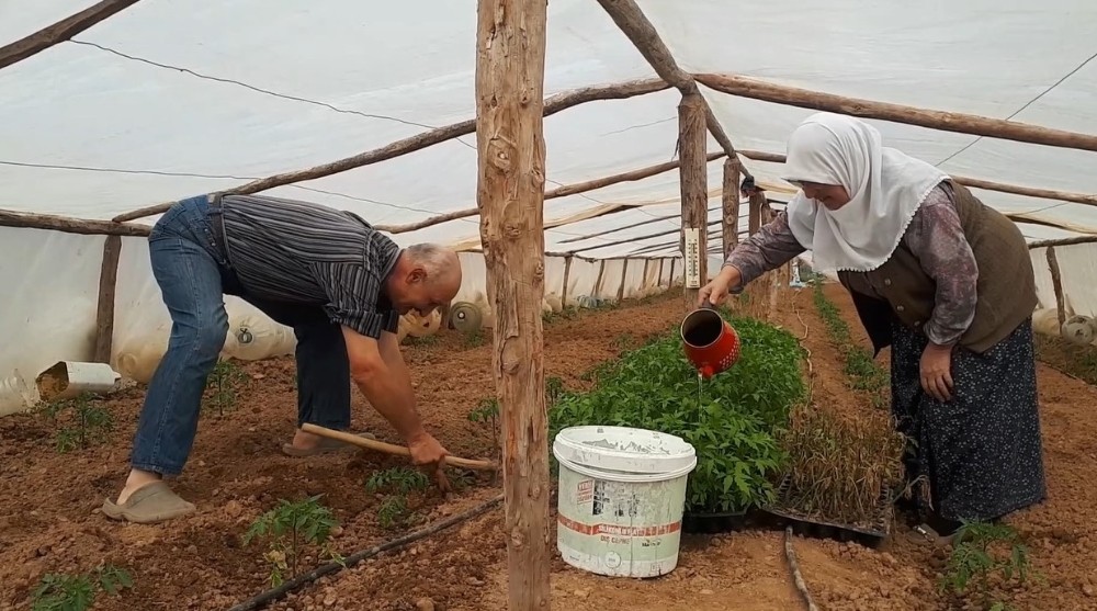 Korana virüs salgını üretmelerine engel olmuyor 