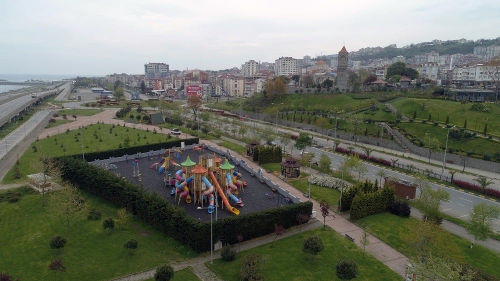 Korana virüs tedbirlerini fırsat bilip çocuk parklarını yeniliyorlar 