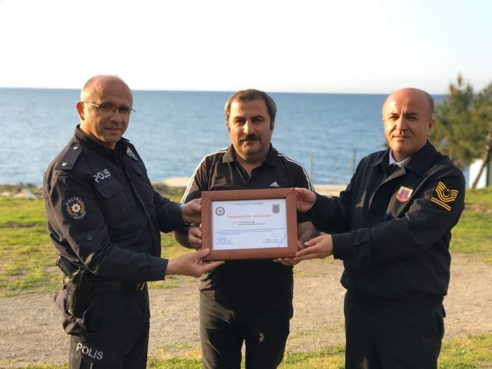 Korana virüsle mücadeleye önemli destek veren muhtara teşekkür belgesi 