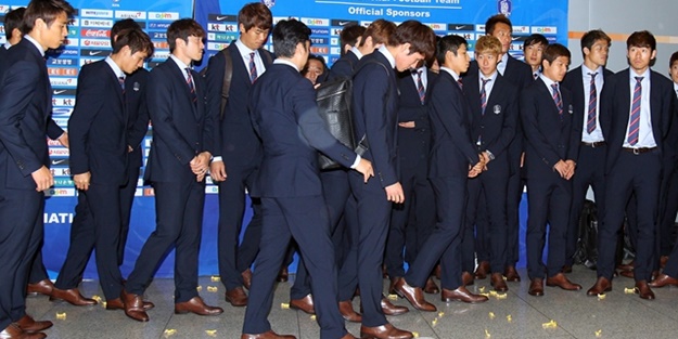 Koreli futbolculara kötü sürpriz!