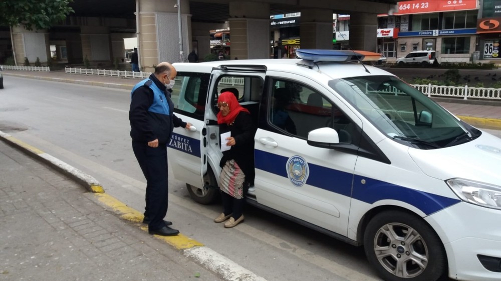 Körfez Belediyesi ekipleri yaşlıların yardımına koşuyor 