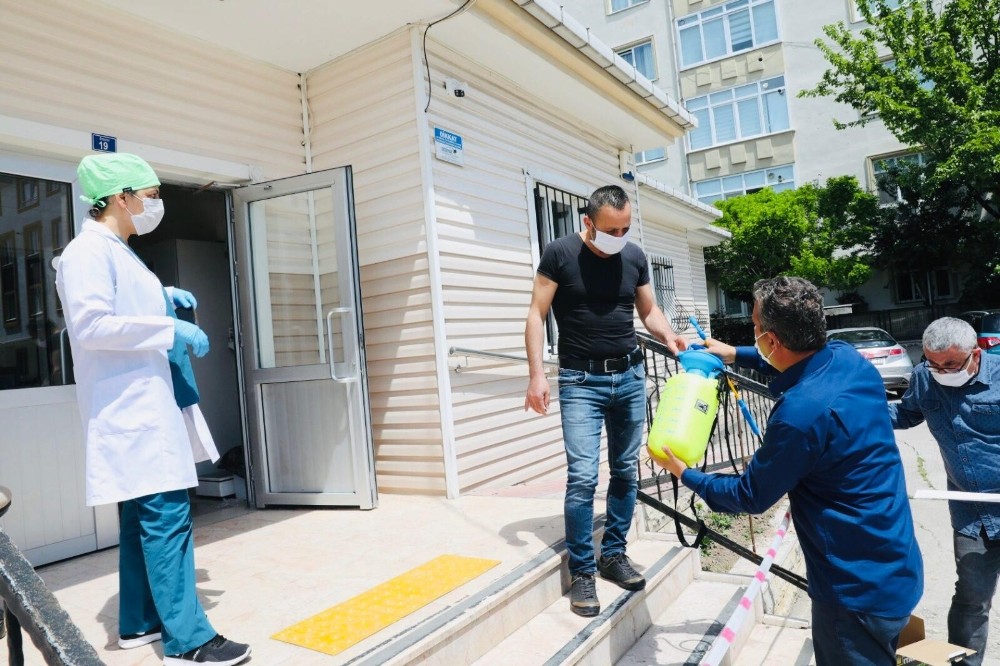 Körfez Belediyesi’nden berber ve kuaförlere dezenfektan pompası 