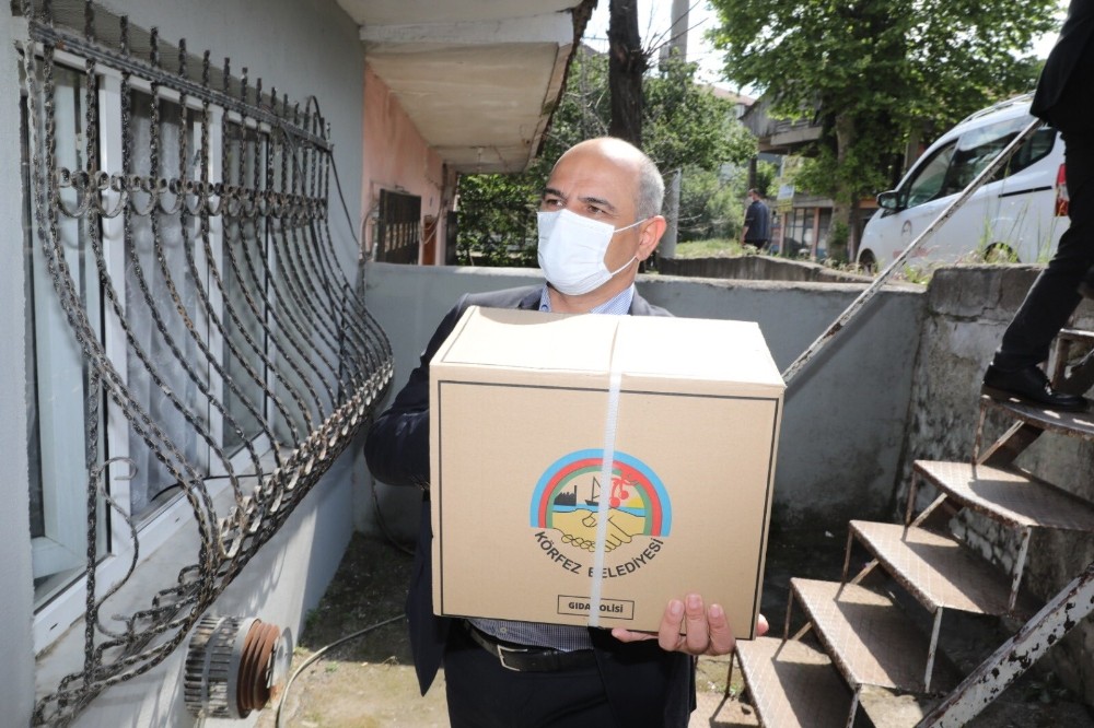 Körfez Belediyesi’nden vatandaşlara gıda yardımı 